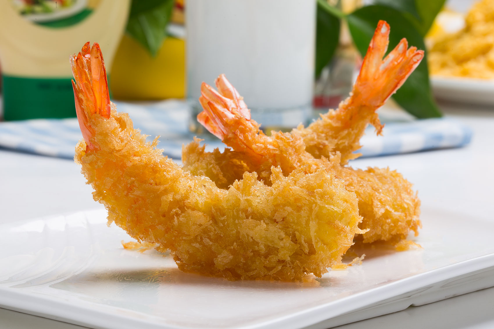 炸出海味，香飘四溢：油炸大虾的家常做法与美味秘诀